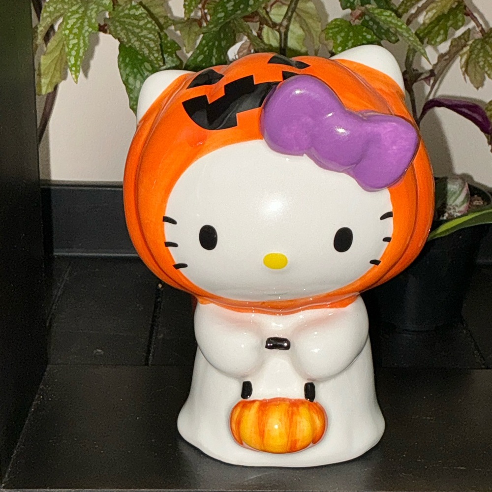 Halloween Hello Kitty holding Pumpkin Purse by Blue Sky ClayWorks / Sanrio - Picture 5 of 8